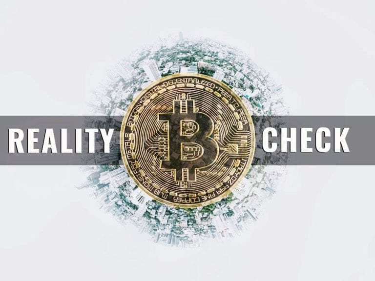 Uma representação digital circular de um símbolo de Bitcoin está no centro da imagem, cercada por uma vista aérea de uma paisagem urbana formando um formato de globo. As palavras "REALITY CHECK" são exibidas com destaque sobre o símbolo do Bitcoin em um banner cinza translúcido, enfatizando o impacto mundial do bitcoin. 