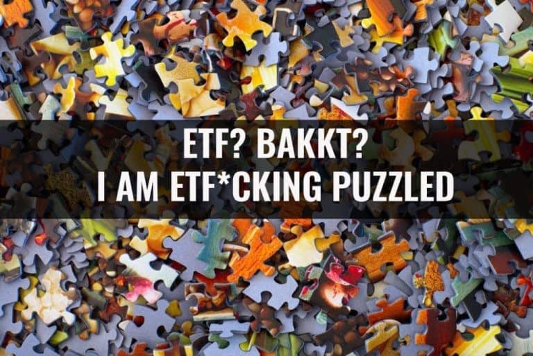 É mostrado um sortido disperso de peças de puzzle com várias cores e padrões. Sobrepondo a imagem, uma barra preta com texto branco diz: "ETF? BAKKT? ESTOU COMPLETAMENTE CONFUSO.   