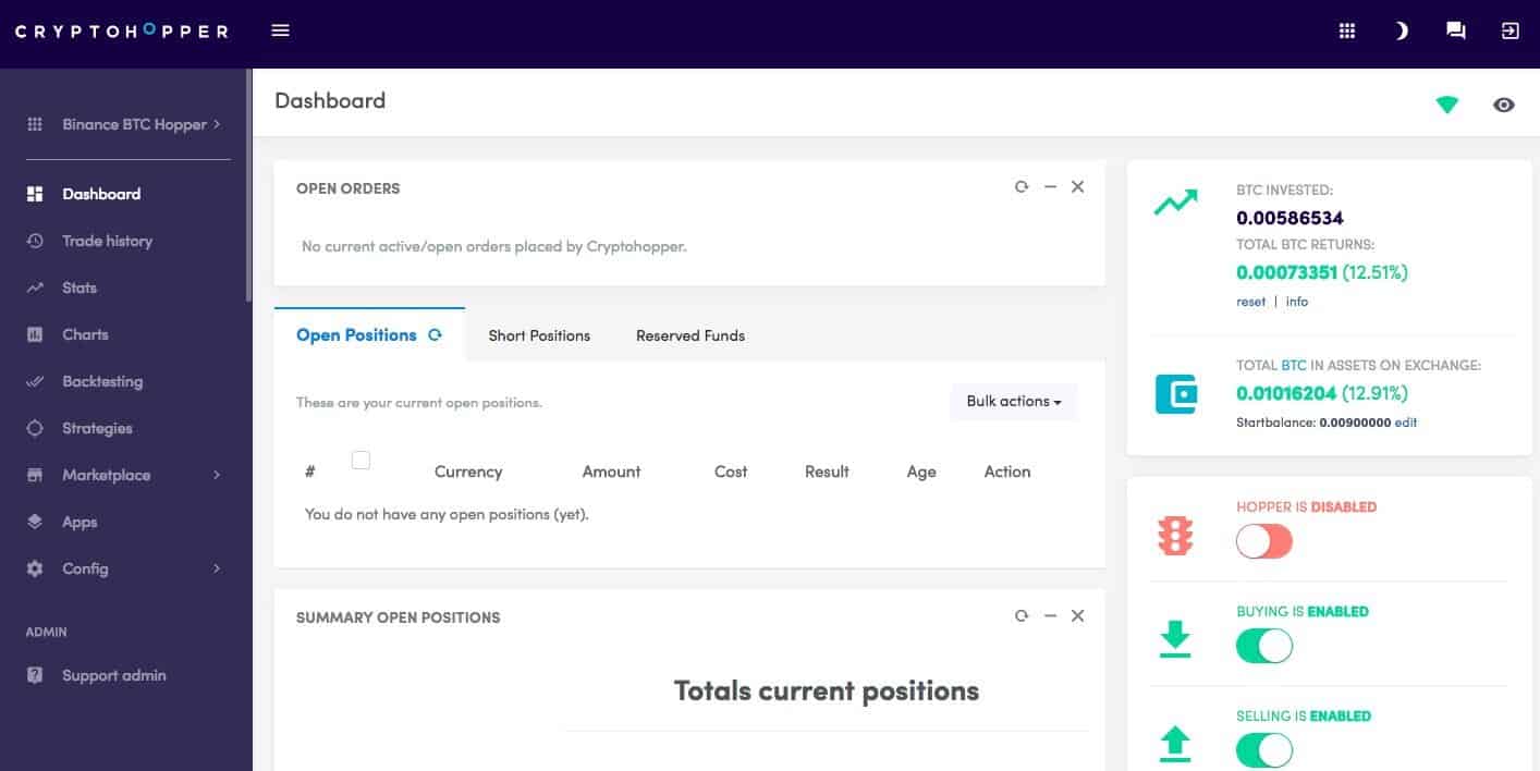 Captura de tela do painel da Cryptohopper mostrando posições abertas, saldo da conta em BTC e USD, atividades recentes e indicadores de status para compra, venda e o bot de trading da Cryptohopper no lado direito.