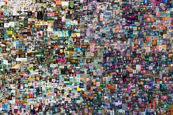 Um mosaico densamente preenchido com centenas de pequenas imagens digitais e obras de arte em NFT, organizadas em uma grade que forma uma grande colagem abstrata, com cores e estilos variados por toda a composição.