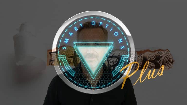 Um emblema digital circular com as palavras "SmartOptions Plus" e um triângulo brilhante sobrepõe o rosto de um homem. Ao fundo, aparece uma imagem rasgada de notas de dólar dos EUA e a palavra "Plus" escrita em amarelo em estilo manuscrito. 