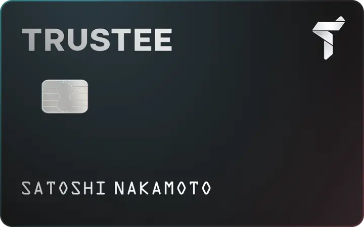 Um cartão preto da Trustee Wallet exibe “TRUSTEE” no canto superior esquerdo, um chip logo abaixo e o nome “SATOSHI NAKAMOTO” na parte inferior. O canto superior direito traz o logotipo estilizado “T”. 